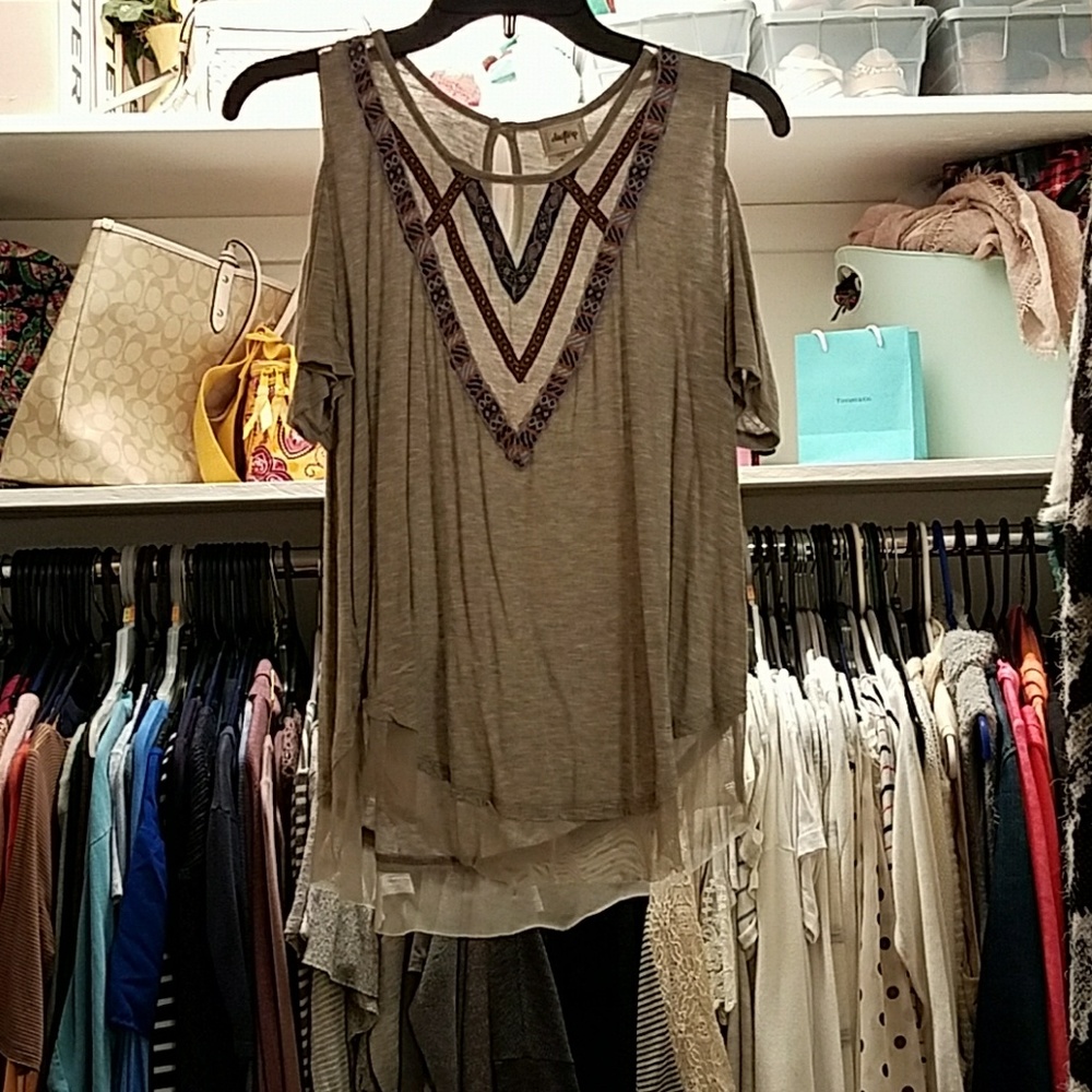 Buckle top